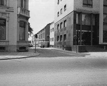 70366 Gezicht op de noordzijde van de Spoorstraat te Utrecht, vanaf de Catharijnesingel, met rechts het kantoorgebouw ...